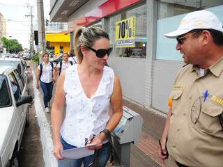A corretora Tete Oliveira conversa com agente, de quem recebeu advertência verbal. 