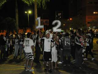 Torcedores do Timão estão comemorando vitória parcial na Praça do Rádio Clube (Foto: Rodrigo Pazinato)