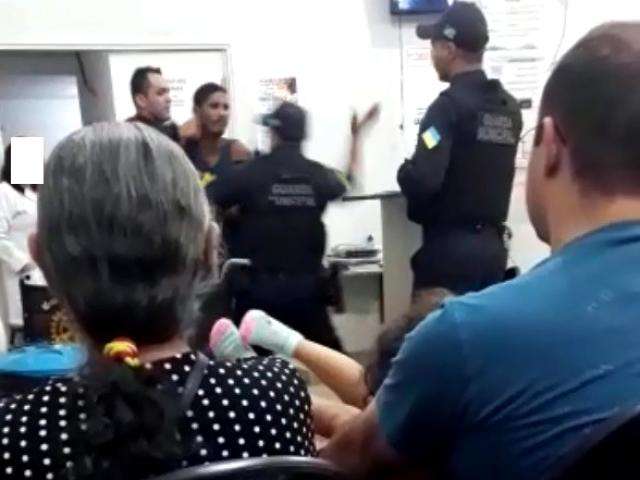 Paciente ofende equipe em UPA, &eacute; agredido a tapas e contido por guarda