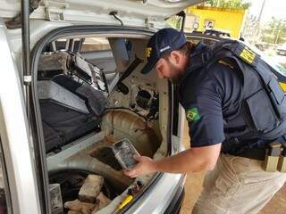 Tabletes de cocaína foram encontrados durante vistoria em veículo. (Foto: Divulgação)