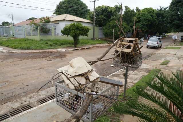 Em rua que teve 10 casas alagadas, domingo &eacute; dia de contar preju&iacute;zos