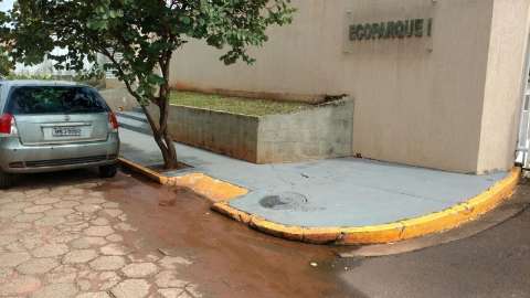 S&iacute;ndico denuncia carros estacionados irregularmente em frente a condom&iacute;nio
