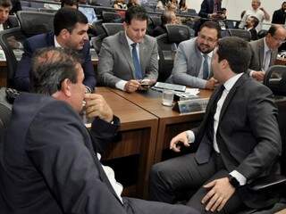 Deputados Jamilson Name (PDT), Renato Câmara (MDB), Márcio Fernandes (MDB), João Henrique Catan (PR) e Eduardo Rocha (MDB), durante sessão (Foto: Luciana Nassar/ALMS)