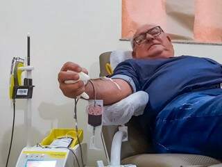 Pedro realizando a última doação de sangue no Hemosul (Foto: Alana Portela)