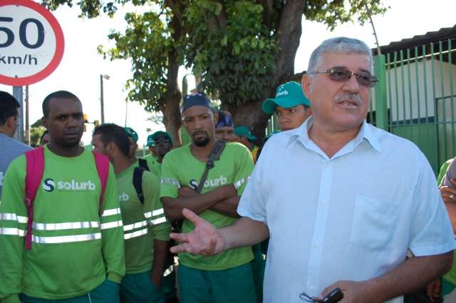 Com 39 caminh&otilde;es parados, 750 toneladas de lixo sujam as ruas
