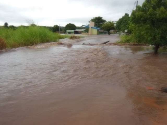 Prefeitura faz mutir&atilde;o para avaliar estragos ap&oacute;s temporal em Camapu&atilde;