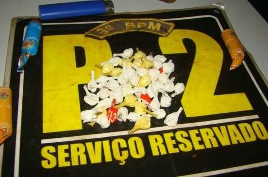 Pol&iacute;cia apreende adolescente com 47 papelotes de pasta base de coca&iacute;na