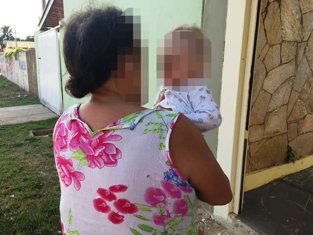 Mulher de 62 anos, casal e beb&ecirc; de 4 meses s&atilde;o feitos ref&eacute;ns durante assalto