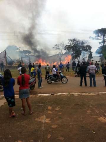 Inc&ecirc;ndio destr&oacute;i conveni&ecirc;ncia e mata cinco pessoas queimadas na fronteira