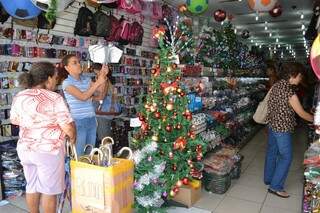 Comerciantes estão otimistas nas vendas voltadas para o Natal. (Foto: Simão Nogueira)