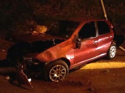 Carro capota e motorista fica gravemente ferida na Costa e Silva