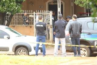 Polícia em frente à casa do indiciado, na Coophavilla 2, onde vestígios de sangue foram encontrados (Foto: André Bittar/Arquivo)