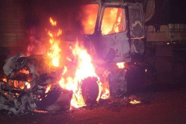 Carreta pega fogo enquanto motorista dormia no ve&iacute;culo 