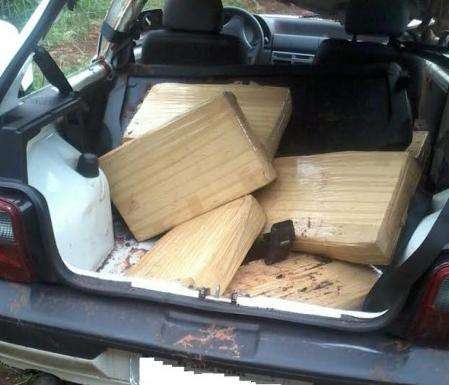 Rapaz foge da pol&iacute;cia e &eacute; preso ao capotar ve&iacute;culo com 220 kg de maconha