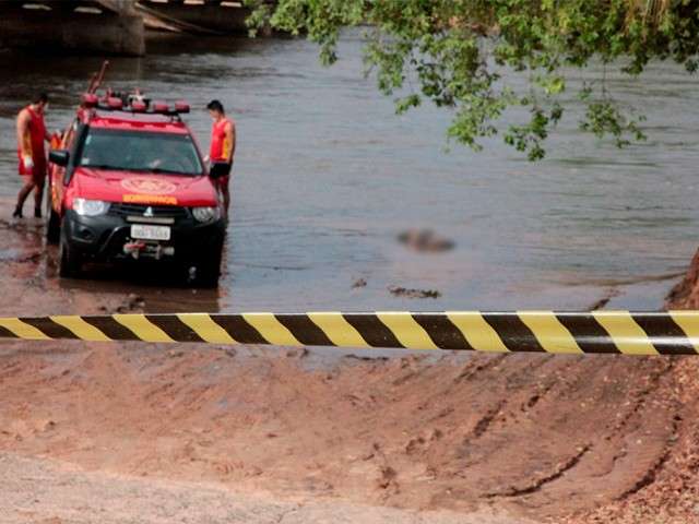 Corpo &eacute; encontrado boiando em rio e pol&iacute;cia suspeita de assassinato