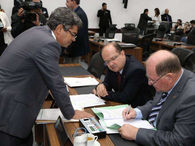 Faltando uma semana para recesso, deputados aprovam 20 projetos