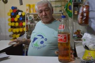 Pinga saborizada é especialidade de Calépes, que a serve num relíquia, a garrafa que hoje já nem é mais fabricada. (Foto: Thaís Pimenta)