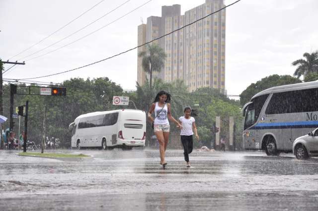 Forte enxurrada faz asfalto &quot;sumir&quot; em ruas e dificulta passagem