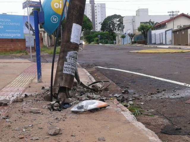 Veículo conduzido por soldado sem CNH bate em poste e fere três em rua