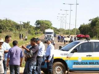 Índios fecharam a rodovia em Dourados contra propostas do Governo Federal (Foto: Helio de Freitas)