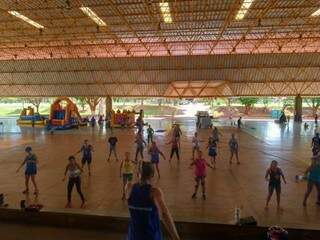 Do pula-pula ao voleibol, parque re&uacute;ne atra&ccedil;&otilde;es para todas as idades 