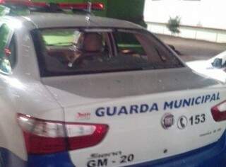 Foto enviada pela Guarda mostra viatura danificada (Foto: Guarda Municipal / divulgação)