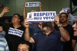 Aliados de Bernal levam cartazes para Câmara dizendo &quot;respeitem meu voto&quot;. (Foto: Marcos Erminio)