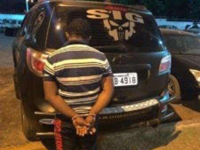 Homem &eacute; preso por amea&ccedil;ar divulgar fotos &iacute;ntimas de mulher