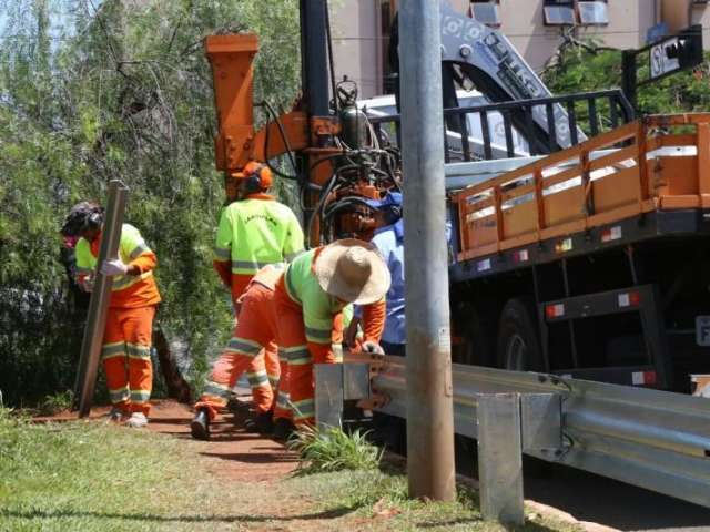 Ap&oacute;s atraso e acidente com morte, prefeitura instala guard rail em avenida