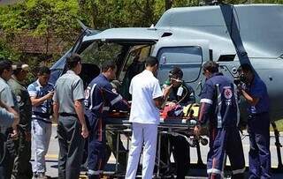 Menino foi socorrido e levado ao hospital em Corumbá (Foto: Anderson Gallo/Diário Corumbaense)