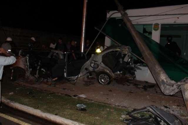 Carro fica partido ao meio em acidente, Pol&iacute;cia suspeita de racha