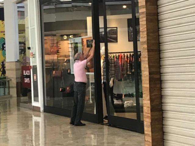 Depois de correria da meia-noite, manh&atilde; em shopping &eacute; de lojas vazias
