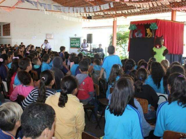 Teatro de bonecos encerra programa Sa&uacute;de Nota 10 em escola municipal