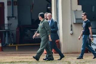 Eduardo Cunha embarca para Curitiba após ser preso pela Polícia Federal. (Foto: Wilson Dias/Agência Brasil)