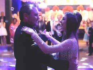 Amanda brilhou ao lado do pai dançando Mercedita. (Foto: Reprodução Focus Cine)