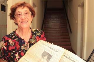 Ao mostrar o jornal, ela conta a história como professora durante 27 anos. (Foto: Marina Pacheco)