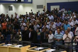 Novo prefeito foi aplaudido de pé por centenas de pessoas que vão acompanhar a posse. (Foto: Marcos Ermínio) 