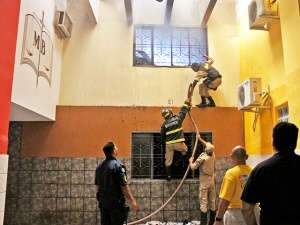  Mulher p&otilde;e fogo em galeria ap&oacute;s brigar com o marido no Dia dos Namorados