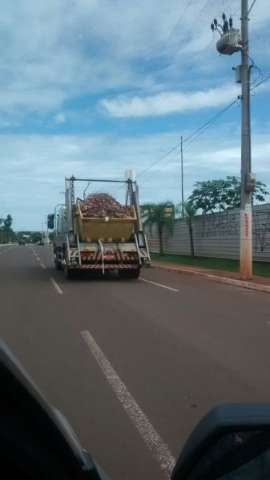 Caminh&atilde;o ca&ccedil;amba transita sem tela e derruba entulho em avenida