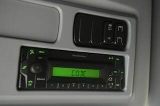 Som ainda vem com CD, mas também tem USB e comando do áudio no volante