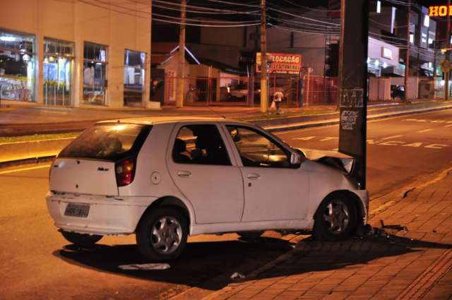 Carro perde o controle, bate em poste e interdita avenida