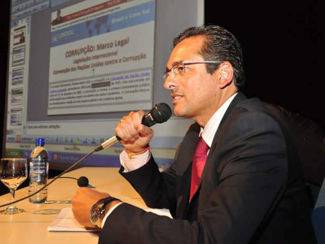  Deputado Prot&oacute;genes Queiroz quer pena para corrupto igual a quem mata