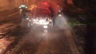 Carro pegou fogo na Vila Planalto. (Foto: Direto das Ruas)