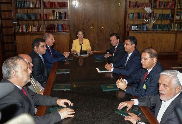 Bernal, junto com outros 13 prefeitos, levam apoio a  Dilma contra impeachment