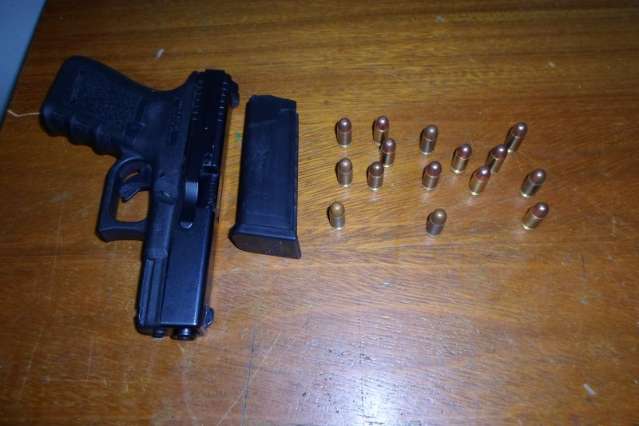 Pol&iacute;cia Militar apreende armas ilegais e prende jovens