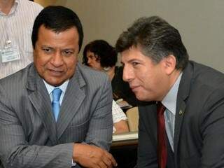 À direita, deputado Amarildo Cruz (PT) e Lídio Lopes (PEN), presidente da CCJ. (Foto: Roberto Higa e Victor Chileno/ALMS)