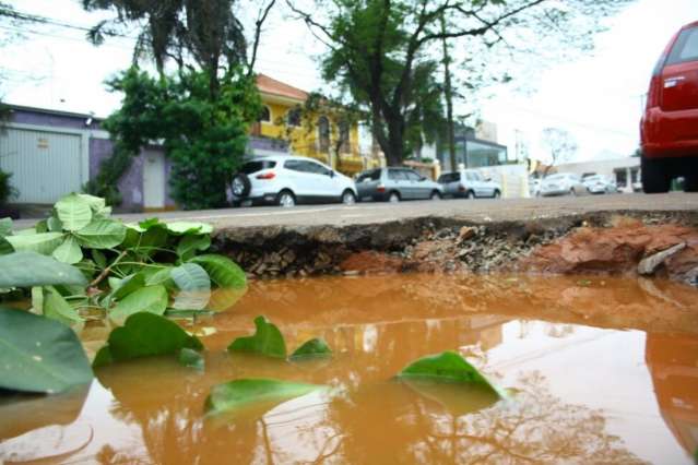 Da noite para o dia, buraco surge na regi&atilde;o central e 2 carros j&aacute; ca&iacute;ram