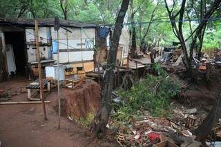 Barraco à beira do barranco, em favela onde vivem oito famílias, no fim da avenida Guaicurus. 