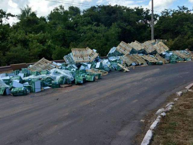 Carga de papel tomba e complica tr&acirc;nsito de ve&iacute;culos em rotat&oacute;ria