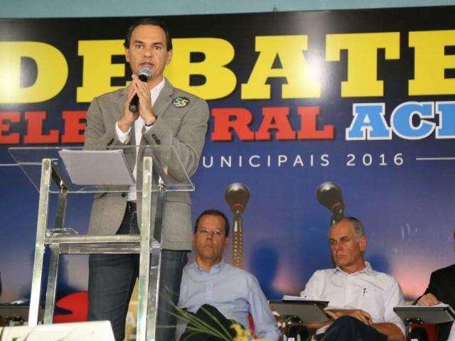 Candidatos prop&otilde;em valoriza&ccedil;&atilde;o de professor e elei&ccedil;&atilde;o direta nas escolas